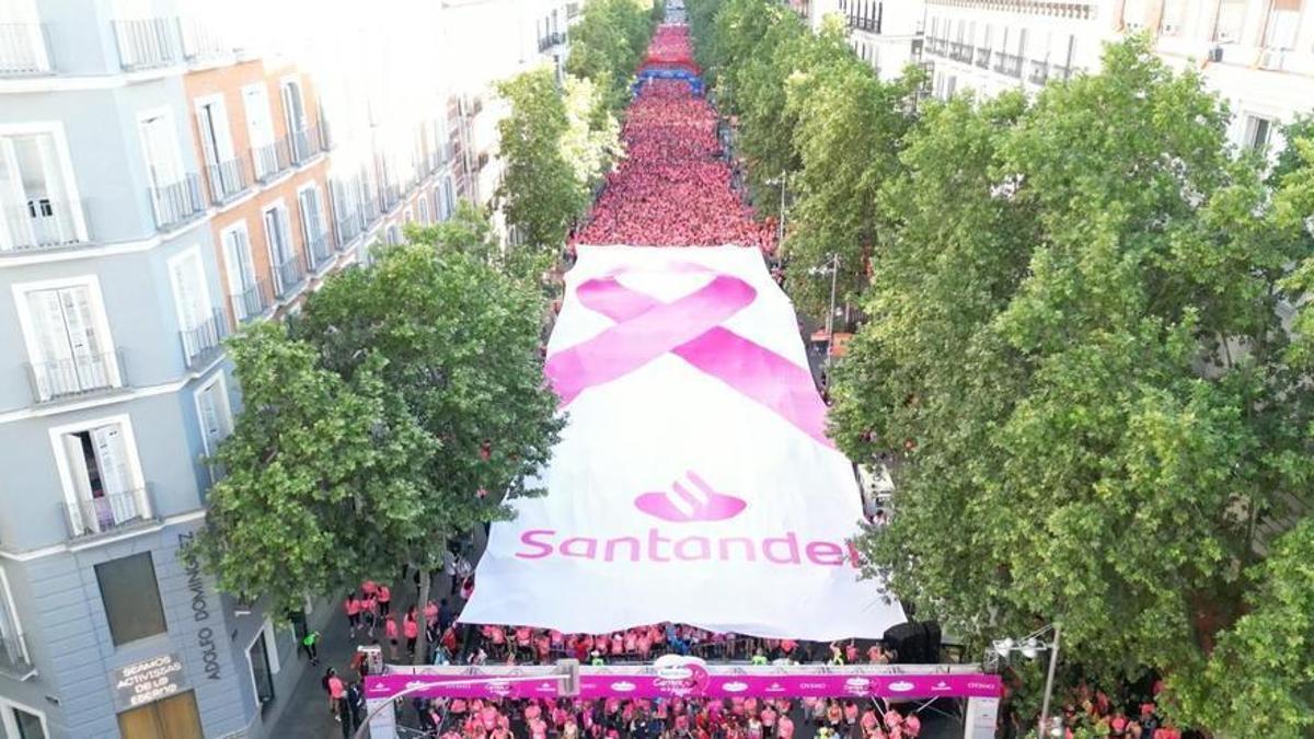 La 'marea rosa' que va inundar Madrid el diumenge, amb 32.000 participants en contra del càncer i la violència masclista