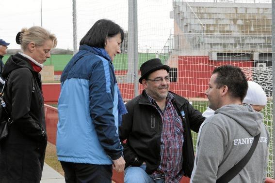 Hertha-Fans schauen beim Training zu.