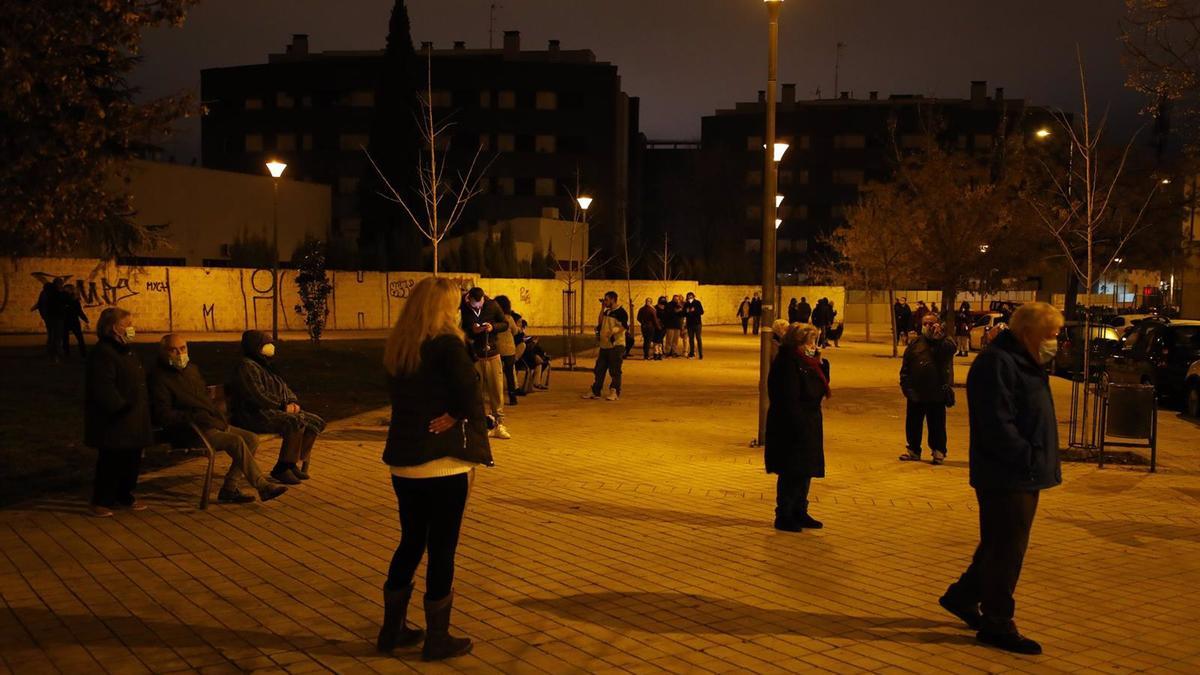 Vecinos de Granada  salen a la calle tras los seísmos de anoche.