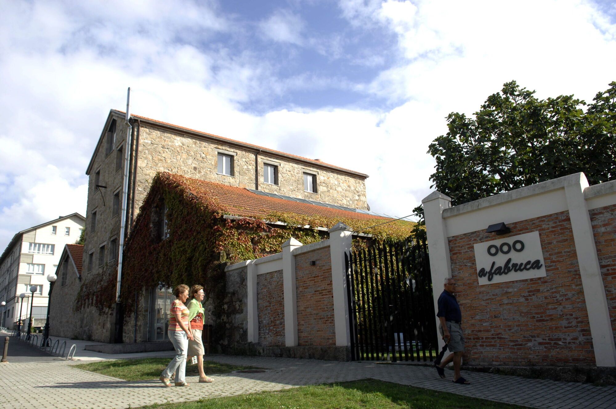 Centro cultural A Fábrica, situado en Perillo, Oleiros.