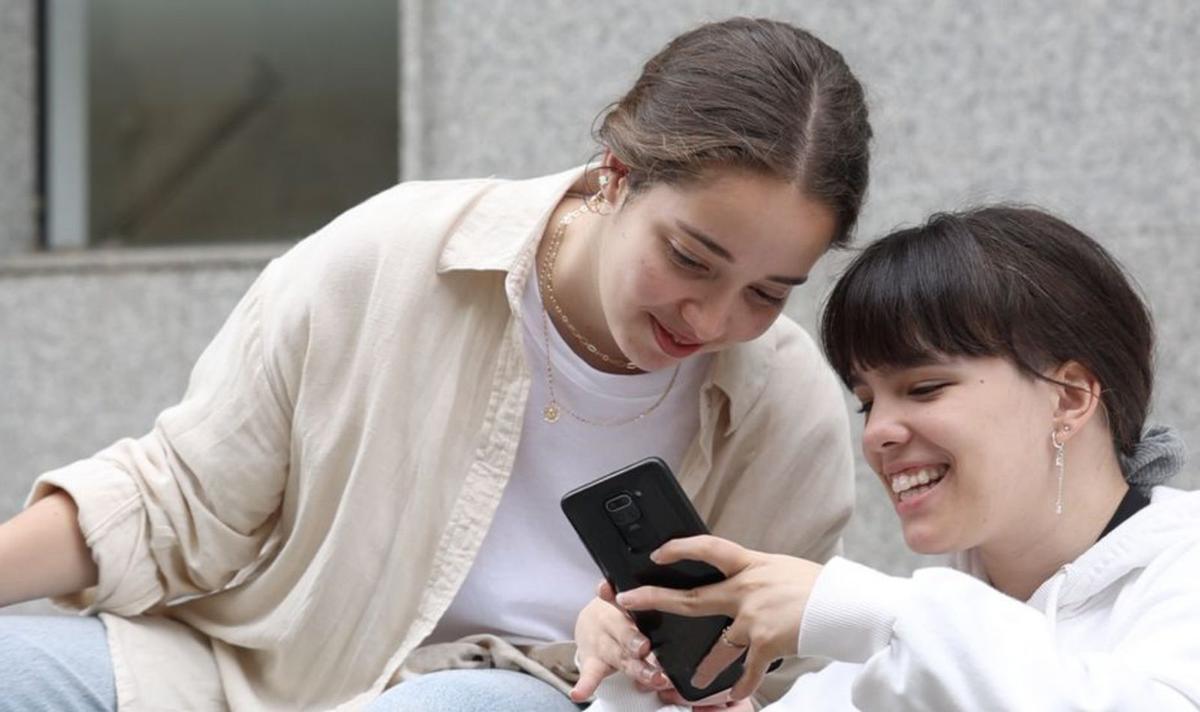 Mara con otra amiga del instituto. | // JOSE PEIXOTO