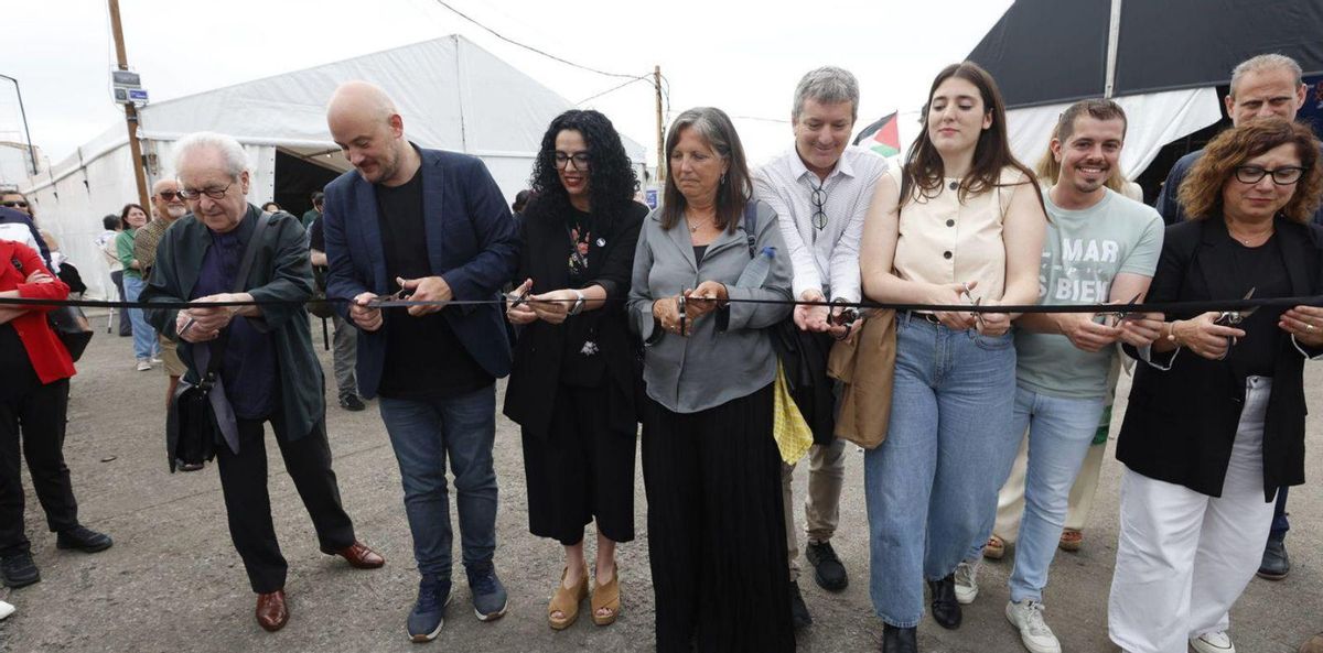 Por la izquierda, John Banville, Miguel Barrero, Vanessa Gutiérrez, Claudia Piñeiro, Santiago Roncagliolo, Olaya Suárez, Javier Suárez Llana, Tino Vaquero y Carmen Eva Pérez. | LUISMA MURIAS