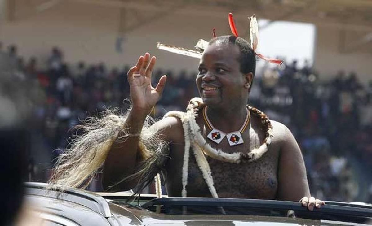 Mswatti III de Suazilandia y su quincena de esposas. El récord de poligamia monárquica lo tiene este rey africano, de 35 años: una quincena de mujeres, elegidas entre las miles de vírgenes que van cada año a bailar semidesnudas ante él la Danza de los Juncos. Y no piensa parar.