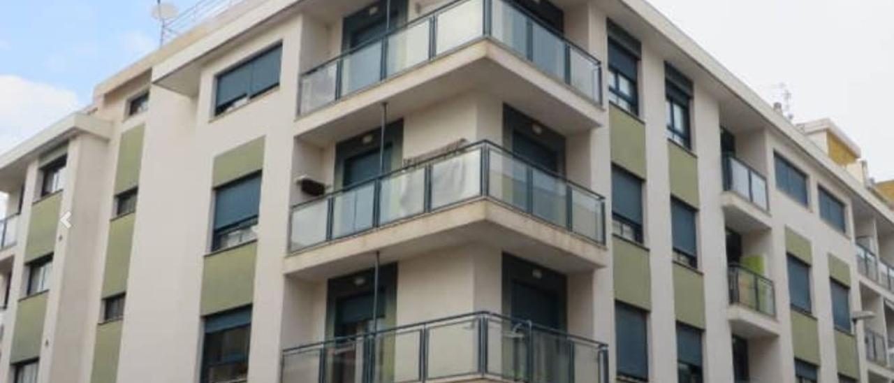 Uno de los pisos que se vende por 60.800 euros está en este edificio de Oliva.