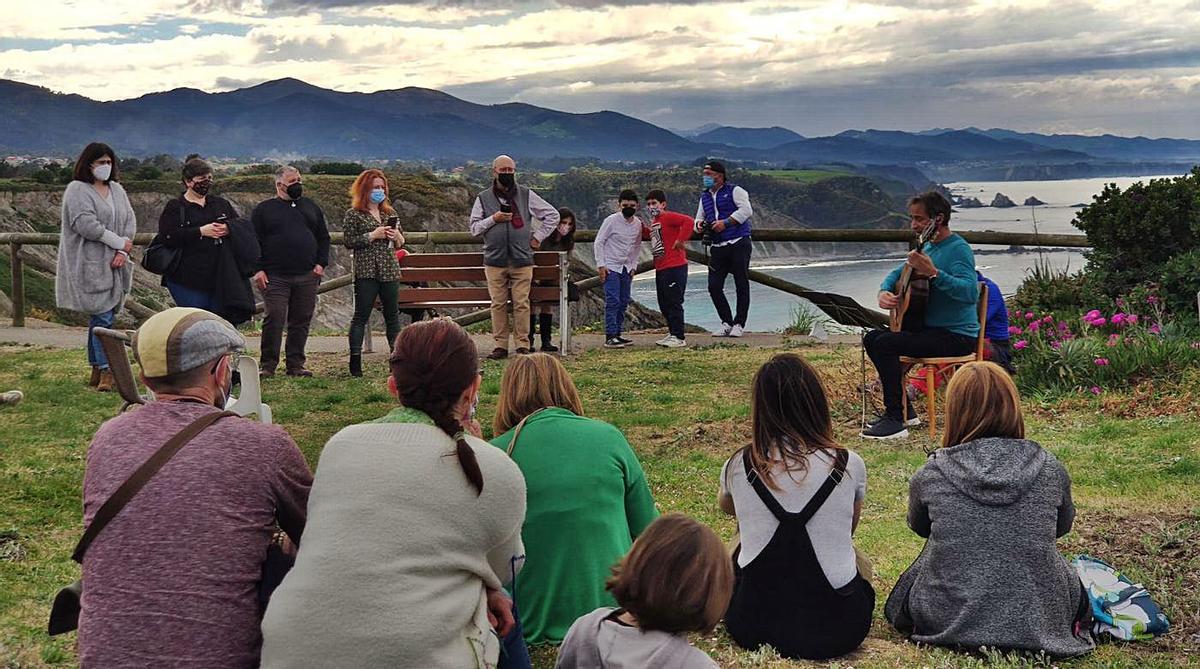 Asistentes al acto celebrado ayer en Oviñana. | Reproducción de T. C.