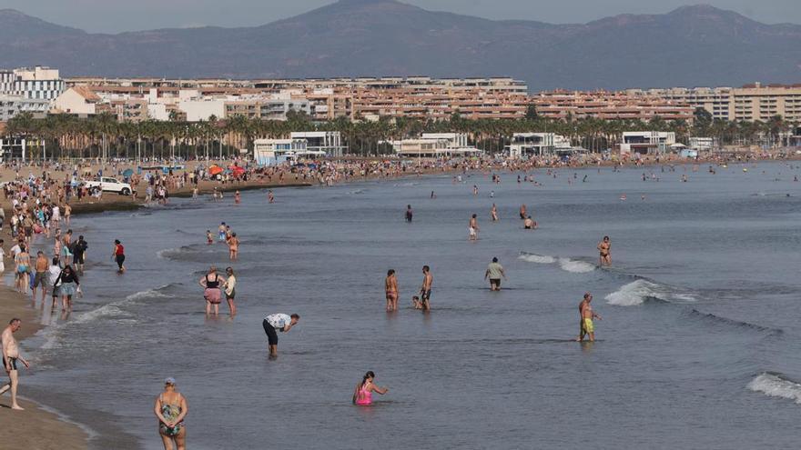 El puente del 9 d'Octubre y del Pilar deja temperaturas primaverales en València con las playas de la ciudad llenas de visitantes y turistas