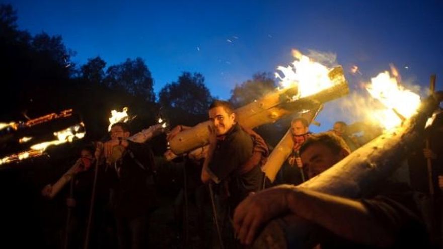 En Isil se celebra San Juan con un descenso de troncos ardiendo por las laderas que son guiados por expertos hasta el mismo pueblo.