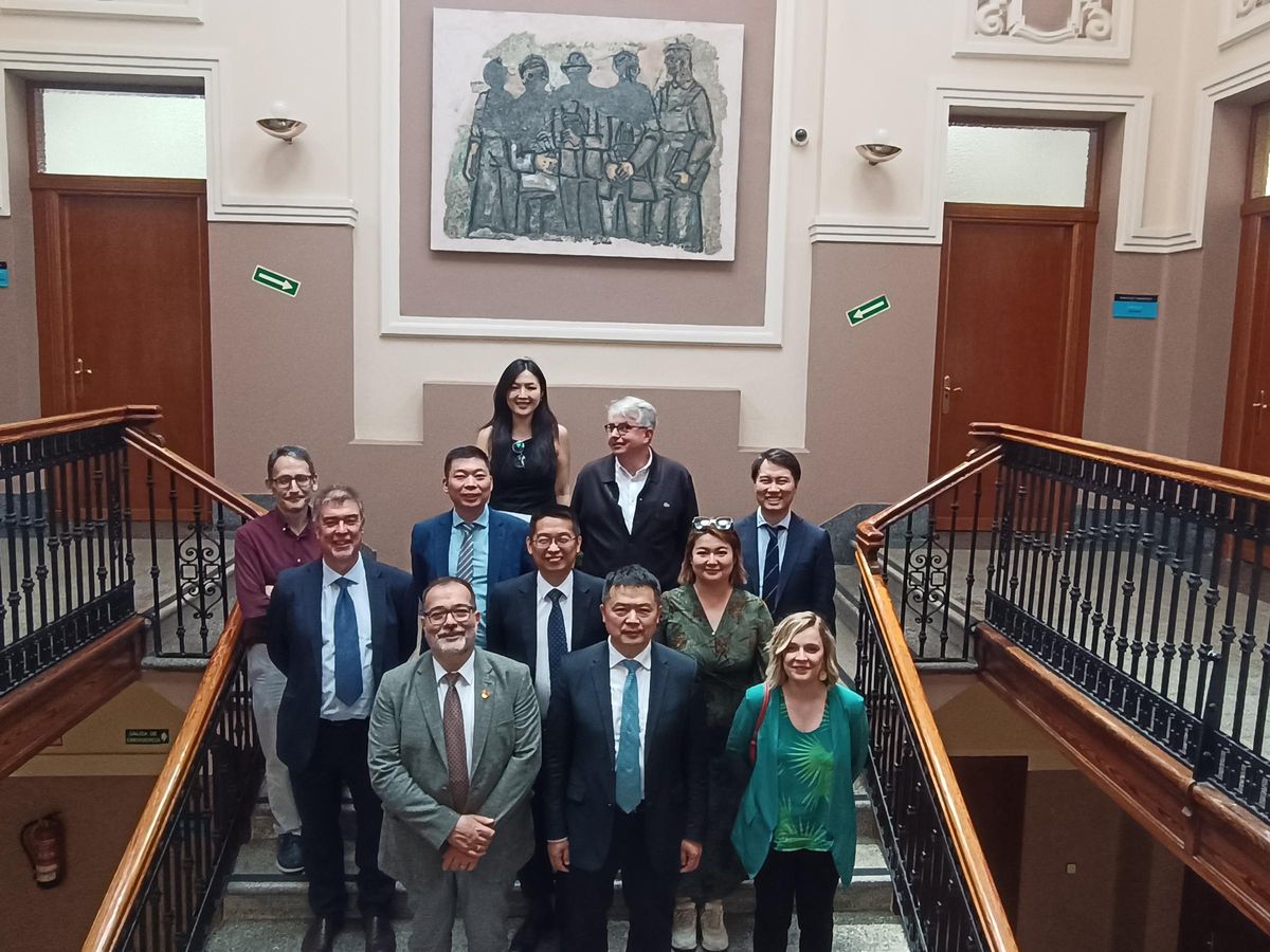 El alcalde y varios concejales con los inversores chinos en el Ayuntamiento de Langreo