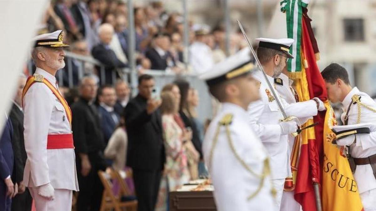 Felipe VI preside en Marín una entrega de despachos marcada por la ausencia del Elcano