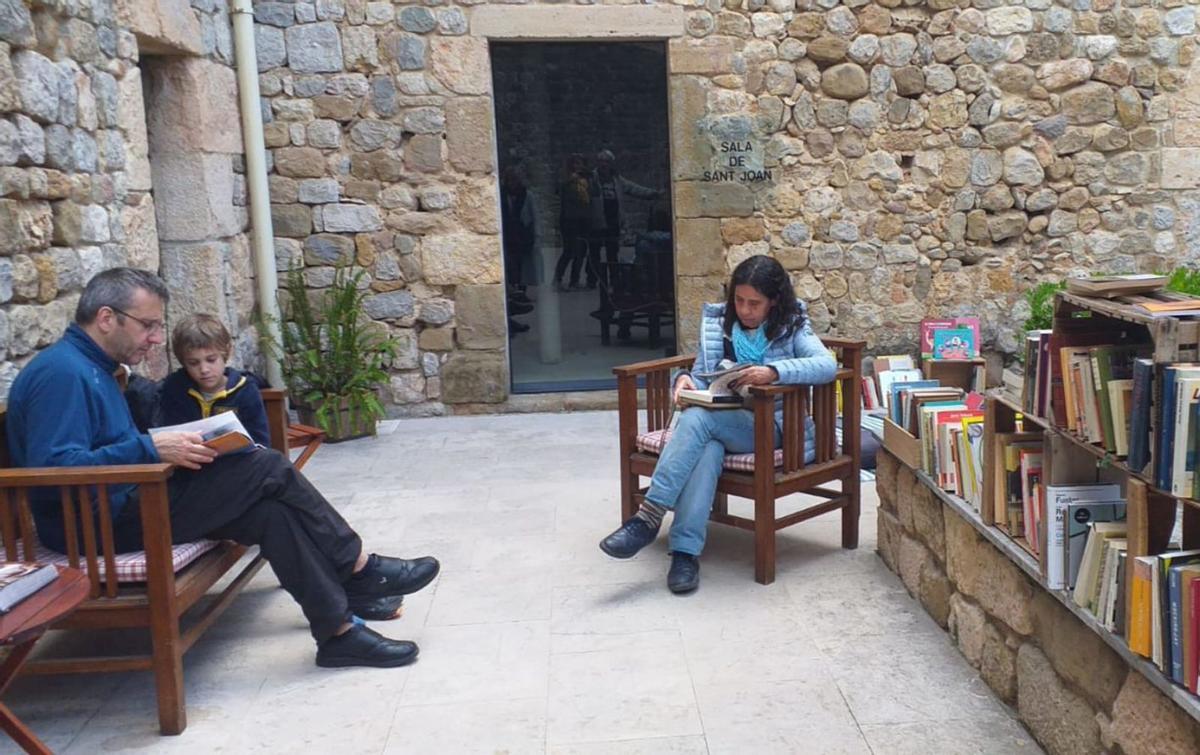Lladó es va avançar a Sant Jordi organitzant una jornada dedicada al llibre i els autors locals. | TEATRE  SINDICAT LLADÓ