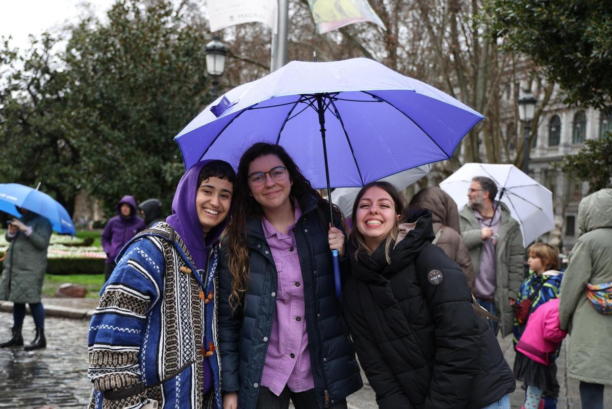 De izquierda a derecha Laura García, Irene Pérez y Yoana Kaloyanova en la manifestación del 8M en 2025
