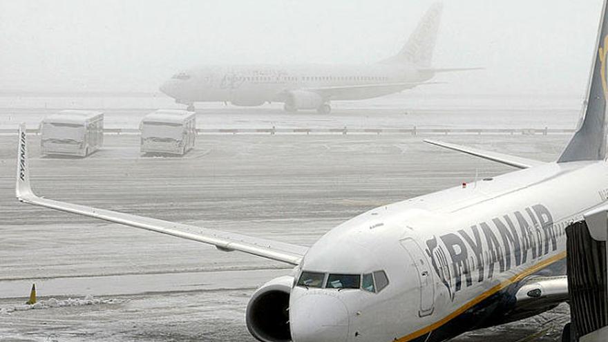 Un avió de Ryanair, aturat ahir per la neu a l&#039;aeroport de Barajas.