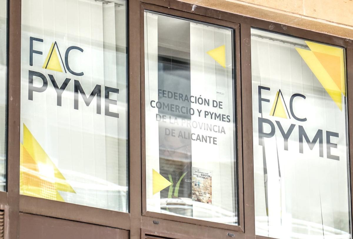 Agentes de la Policía Nacional en el interior de Facpyme registrando la sede esta mañana