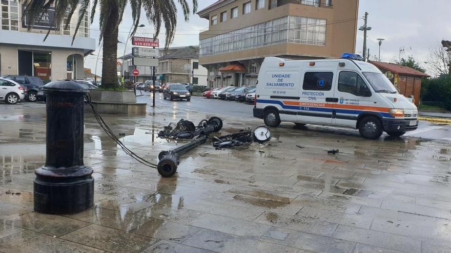 Un camión de obras derriba una farola en la Praza do Concello de Cambados