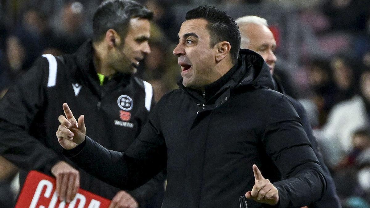 Barcelona 25.01.2023. Deportes. Xavi activo desde la banda durante el partido de cuartos de final de la copa del rey entre el FC Barcelona (Barça) y la Real Sociedad en el Camp Nou. Fotografía de Jordi Cotrina