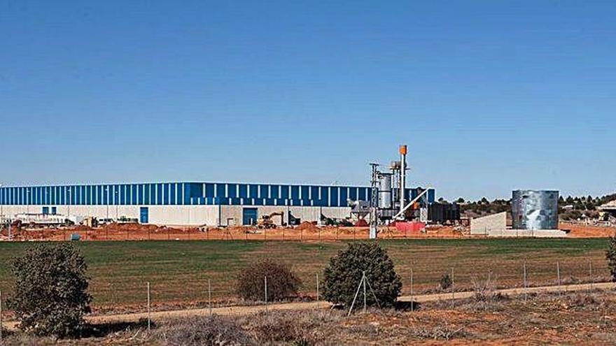 Nave en construcción de Tableros Losan en el polígono industrial &quot;La Marina&quot;, en Villabrázaro-San Román del Valle.