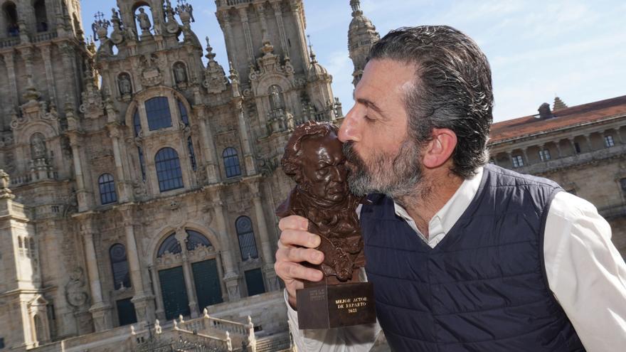 El actor Luis Zahera posa con el Goya en el Ayuntamiento de Santiago de Compostela, delante de la Catedral, a 15 de febrero de 2023.