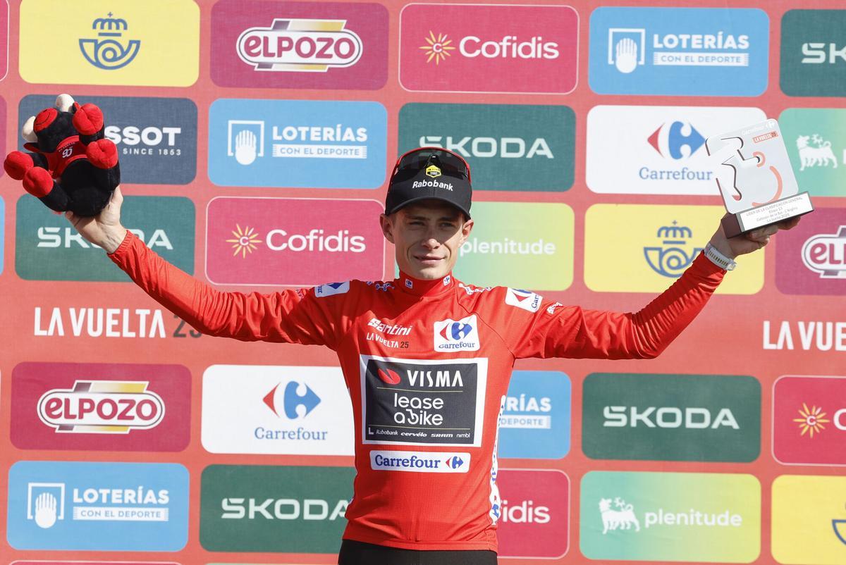 Jonas Vingegaard, con su vestimenta habitual en La Vuelta: el maillot rojo