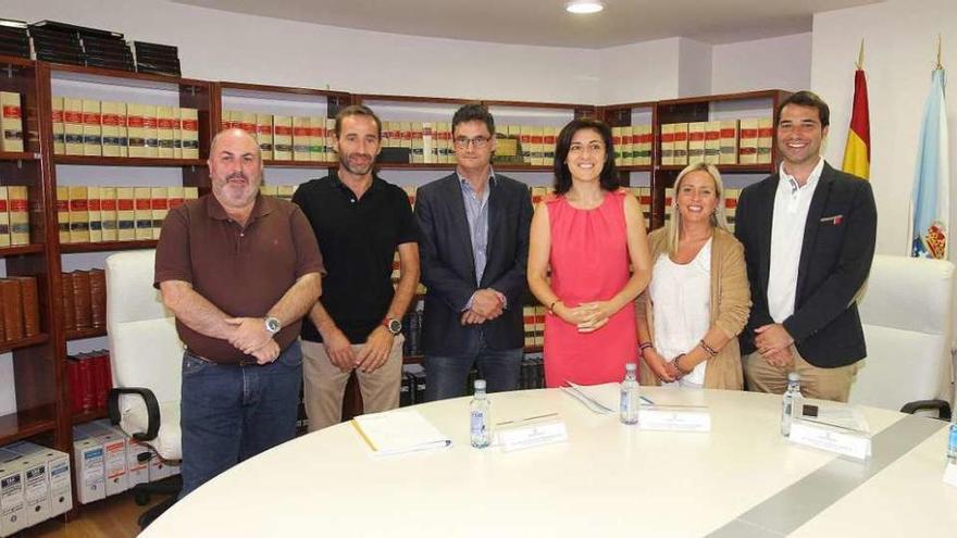 Los alcaldes de Avión y Trives (i.) se reunieron ayer con la conselleira Ángeles Vázquez y el director xeral de Ordenación e Producción Forestal, Tomás Fernández-Couto (c.). // Iñaki Osorio