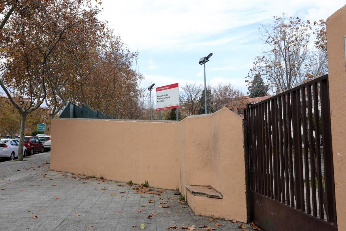Puerta principal del Centro de Menores de Hortaleza donde la policÃ­a investiga el lanzamiento de una granada al patio del mismo, en Madrid (EspaÃ±a), a 4 de diciembre de 2019.