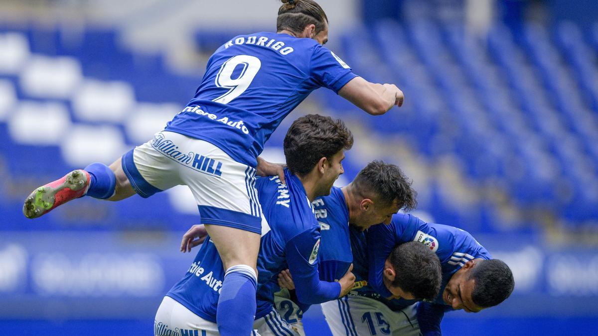 Los jugadores del Oviedo celebran el gol de Lucas