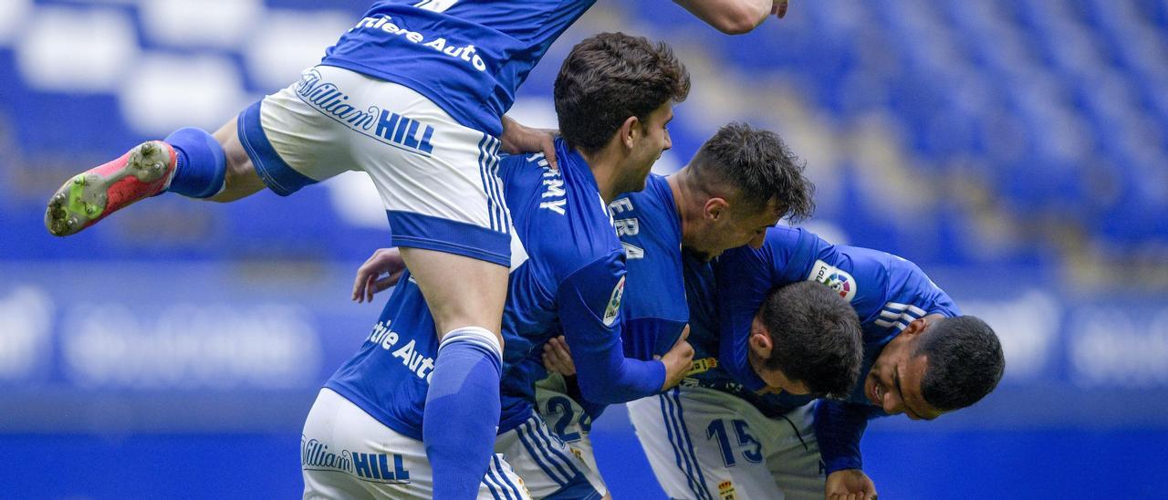 Los jugadores del Oviedo celebran el gol de Lucas ante el Málaga