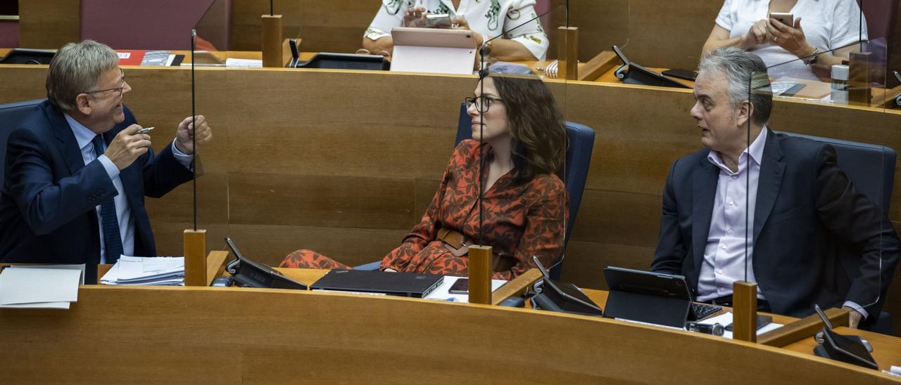 Ximo Puig, Aitana Mas y Héctor Illueca hablan durante el Debate de Política General.