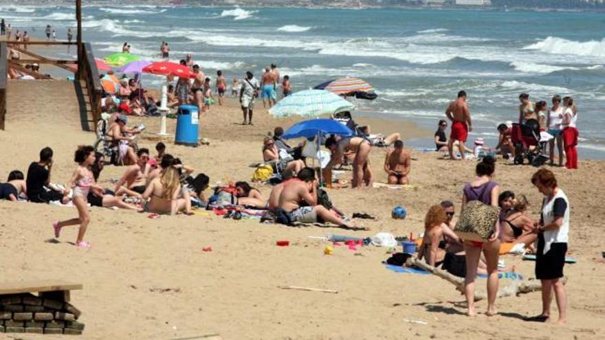 La playa de Arenales se llenó de gente que quiso aprovechar la salida del sol.