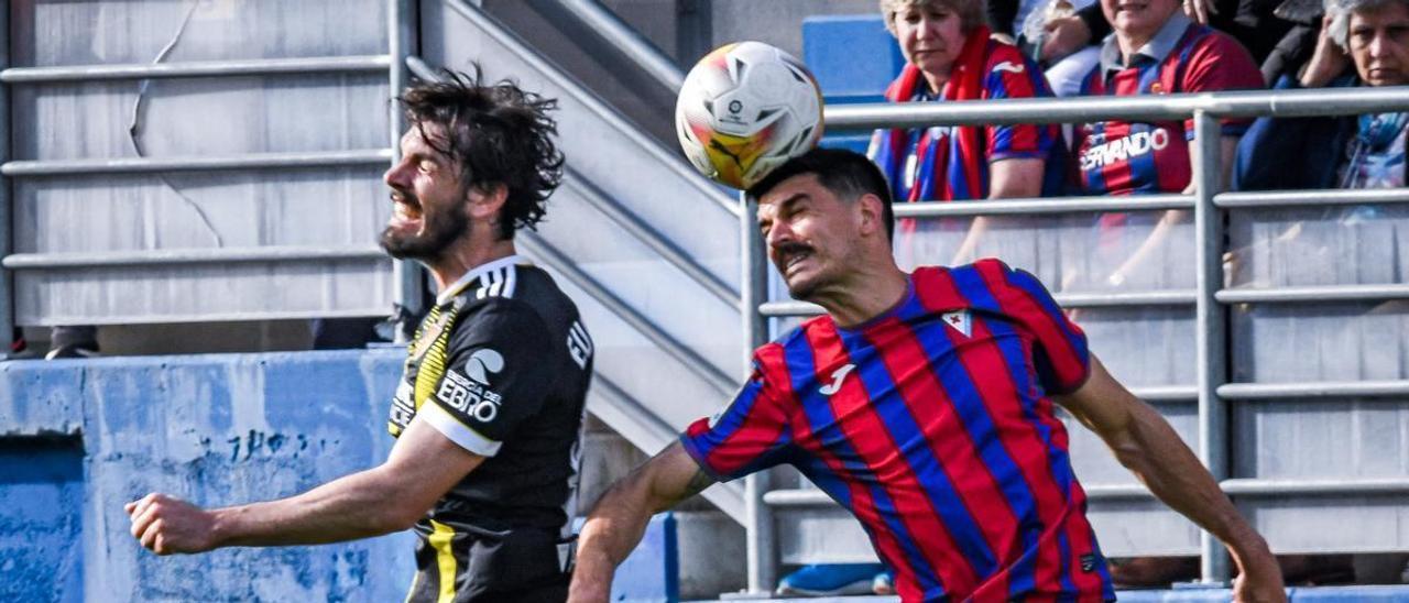 Eugeni y Sergio Álvarez pugnan por el balón.