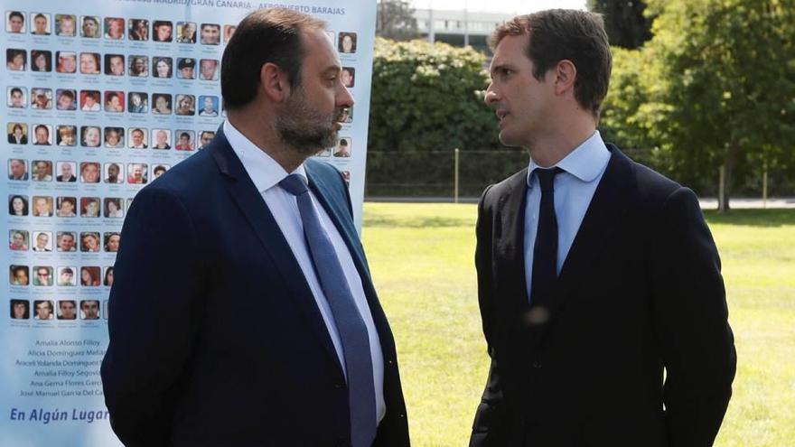 El ministro de Fomento, José Luis Ábalos, charla con el presidente del PP, Pablo Casado, ayer.