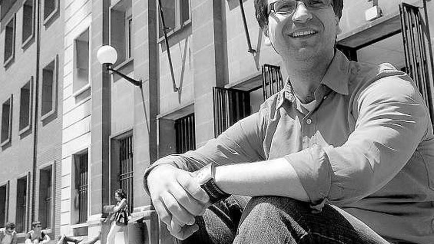 FÍSICOS PARA EL FUTURO. Arriba, Diego Rodríguez-Gómez, en la escalinata de acceso a la Facultad de Ciencias. Debajo, Bárbara Álvarez, en el laboratorio de Altas Energías de la Universidad. Una pantalla les conecta con el CERN.