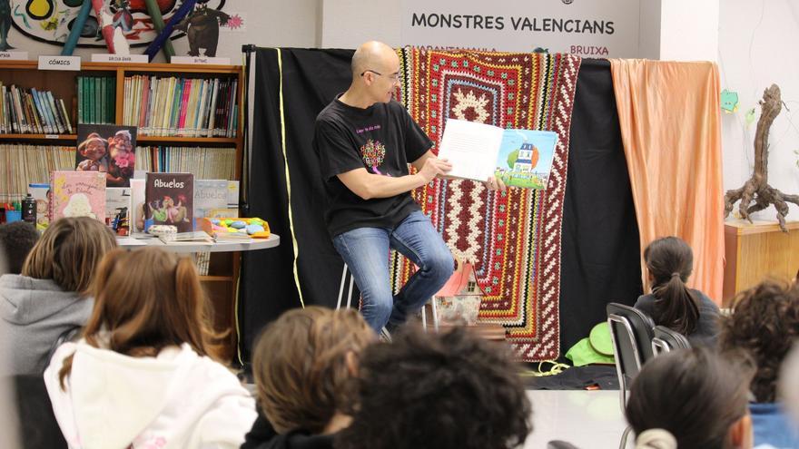 Una original iniciativa en El Campello para animar a los niños a la lectura