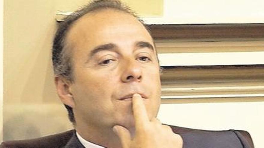 Miguel Zerolo, diputado regional de CC, sentado en su escaño de la Cámara autonómica.