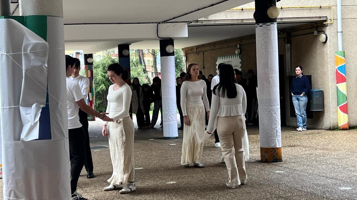 Un momento de la intervención artística en el centro.