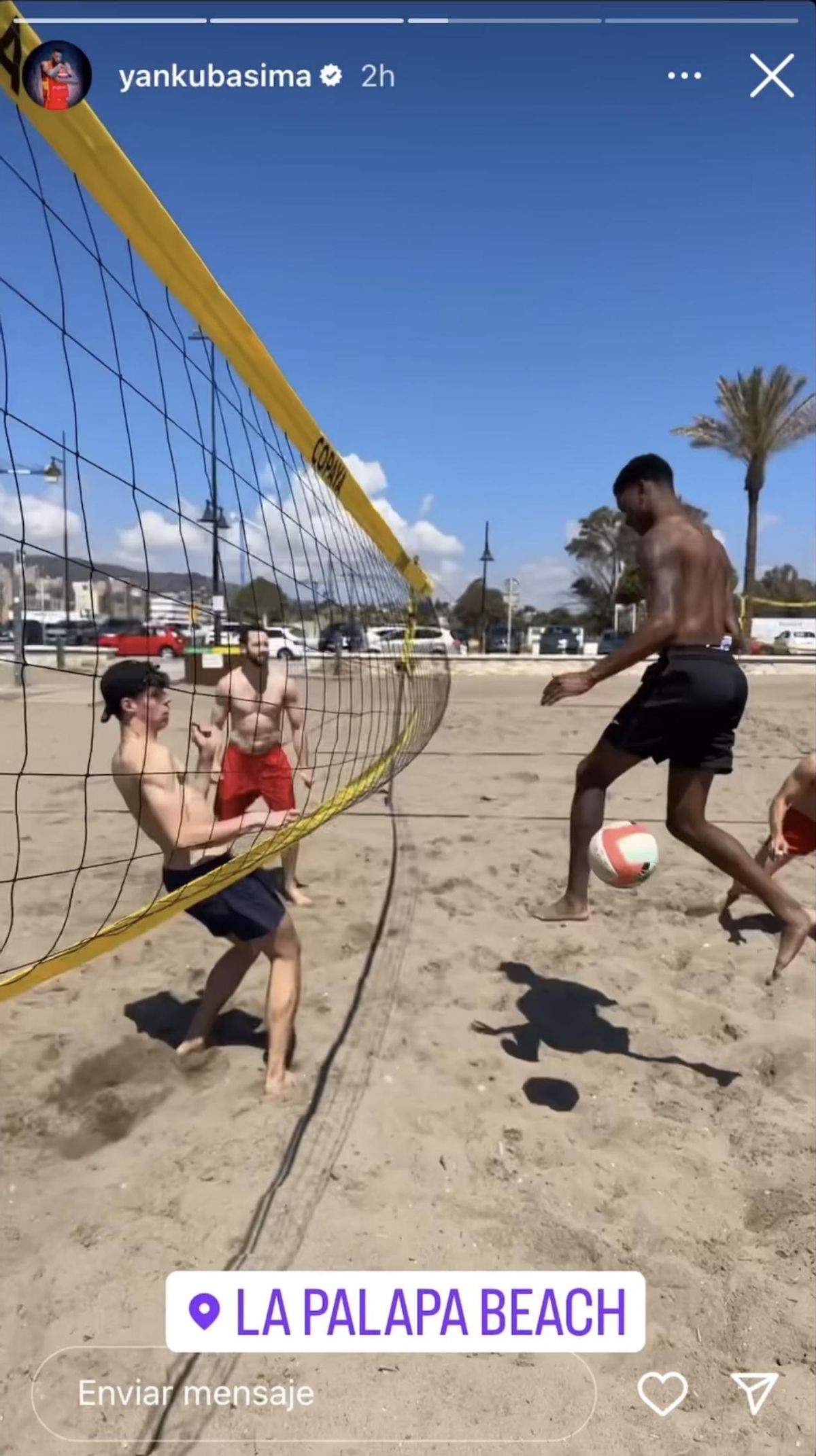 Saint-Supéry, Kalinoski y Carter, durante la mañana en Paslapa Beach.