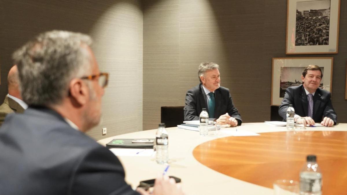 El presidente del PP de Castilla y León, Alfonso Fernández Mañueco, acompañado por miembros de su formación, se reúne con el candidato de Vox, Carlos Pollán, y otros dirigentes de este partido, tras las pasadas elecciones autonómicas.
