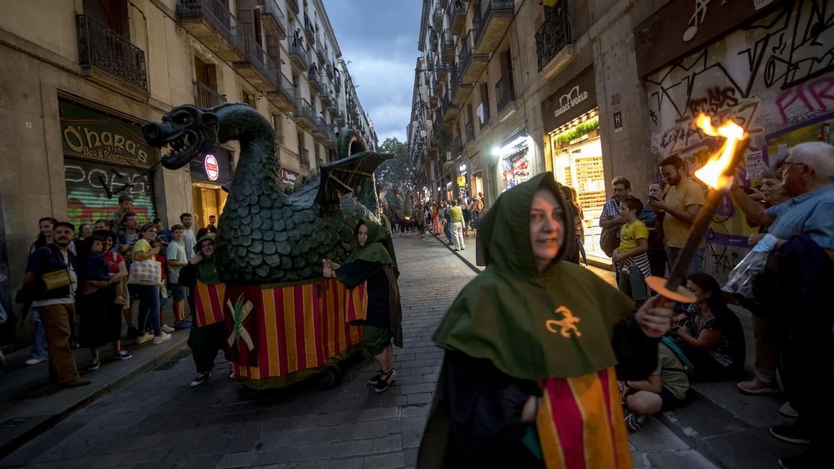 Inicio de la fiestas de la Mercè con el ‘seguici’ por la calle Ferran.