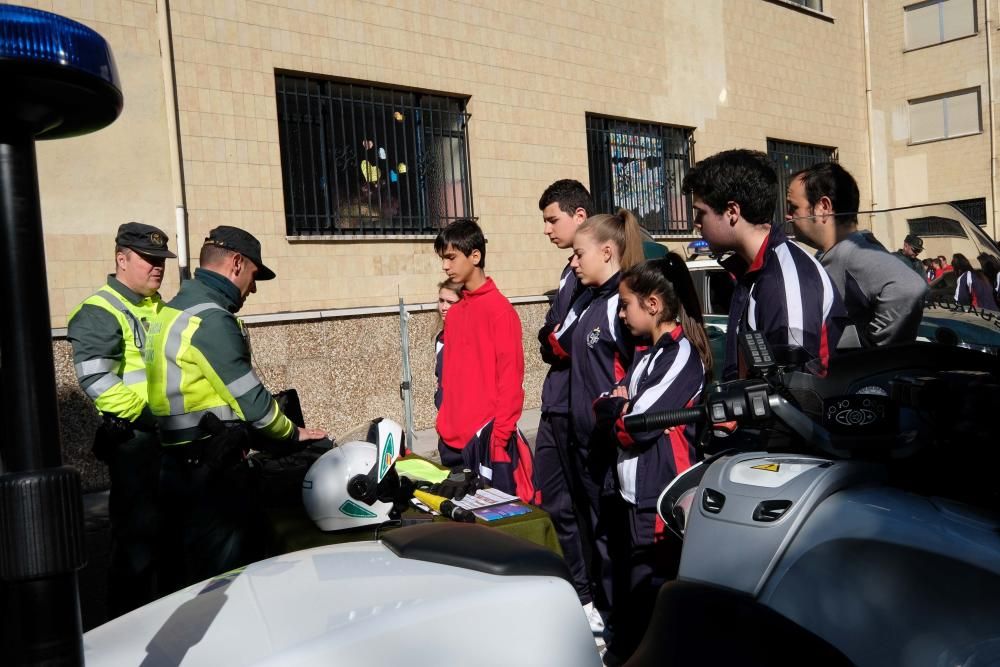 Exhibición Guardia Civil en el colegio San José de Sotrondio