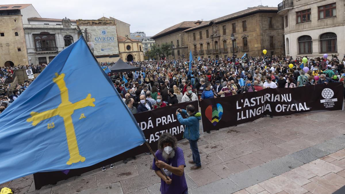 Los partidarios de la cooficialidad del asturiano se manifiestan en Oviedo