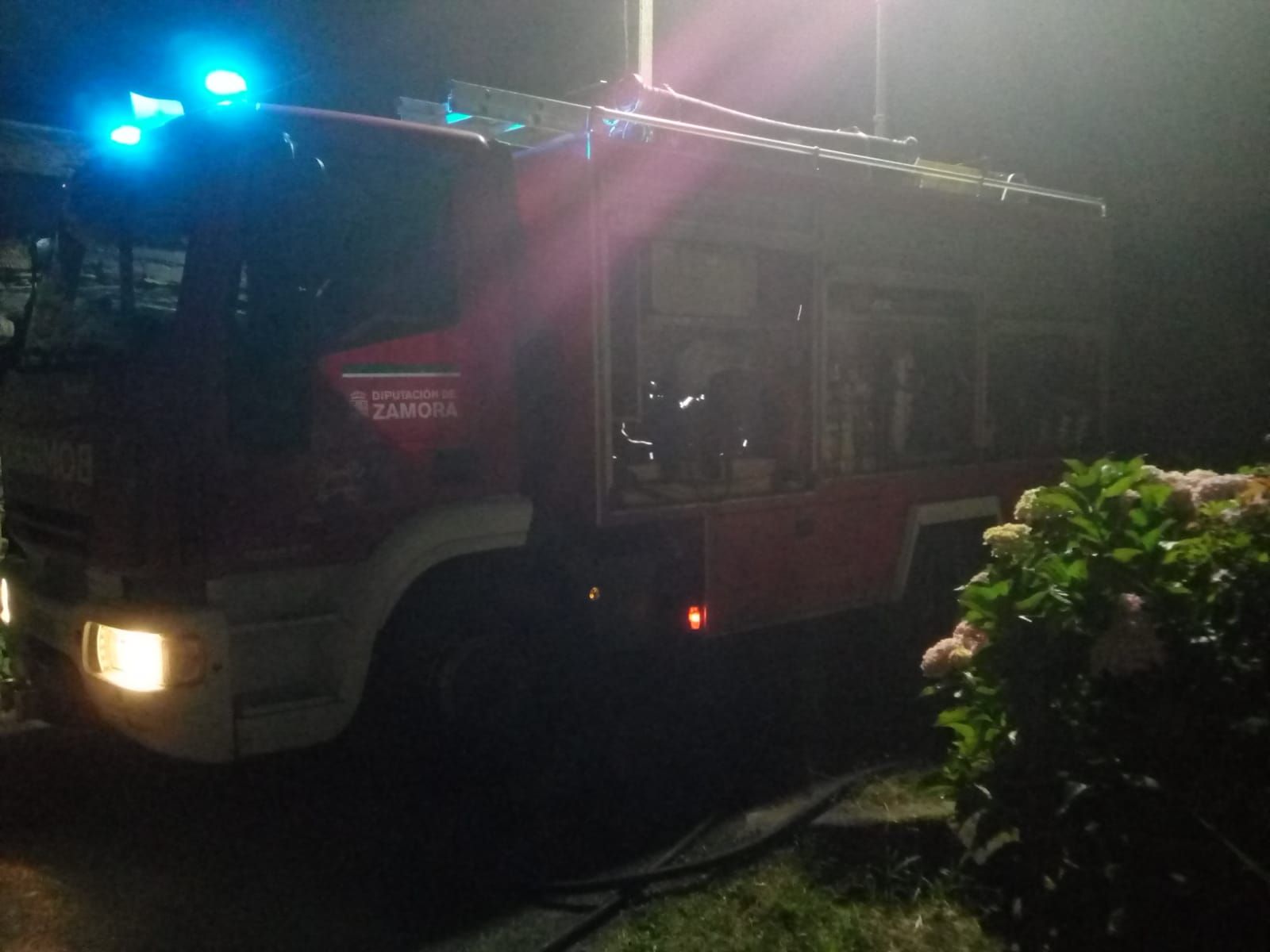 Un momento del incendio en Cervantes de Sanabria esta madrugada.