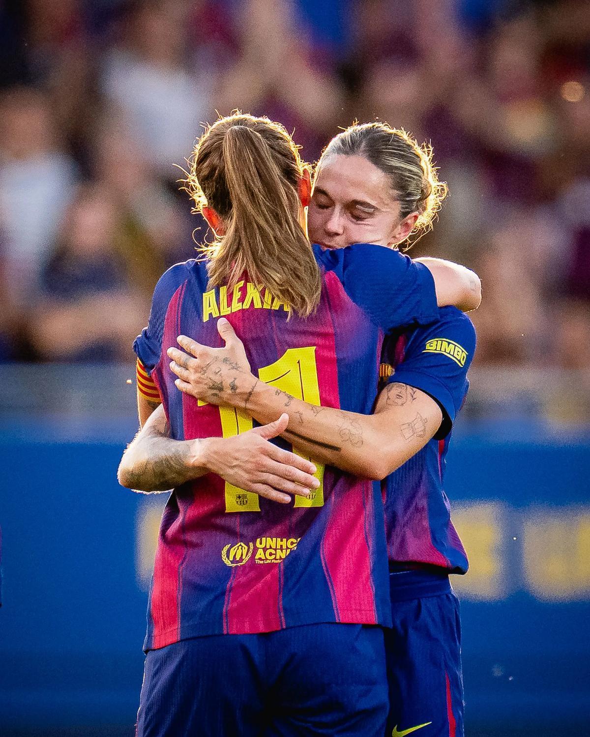 Mapi León se abraza con Alexia en su último partido en casa