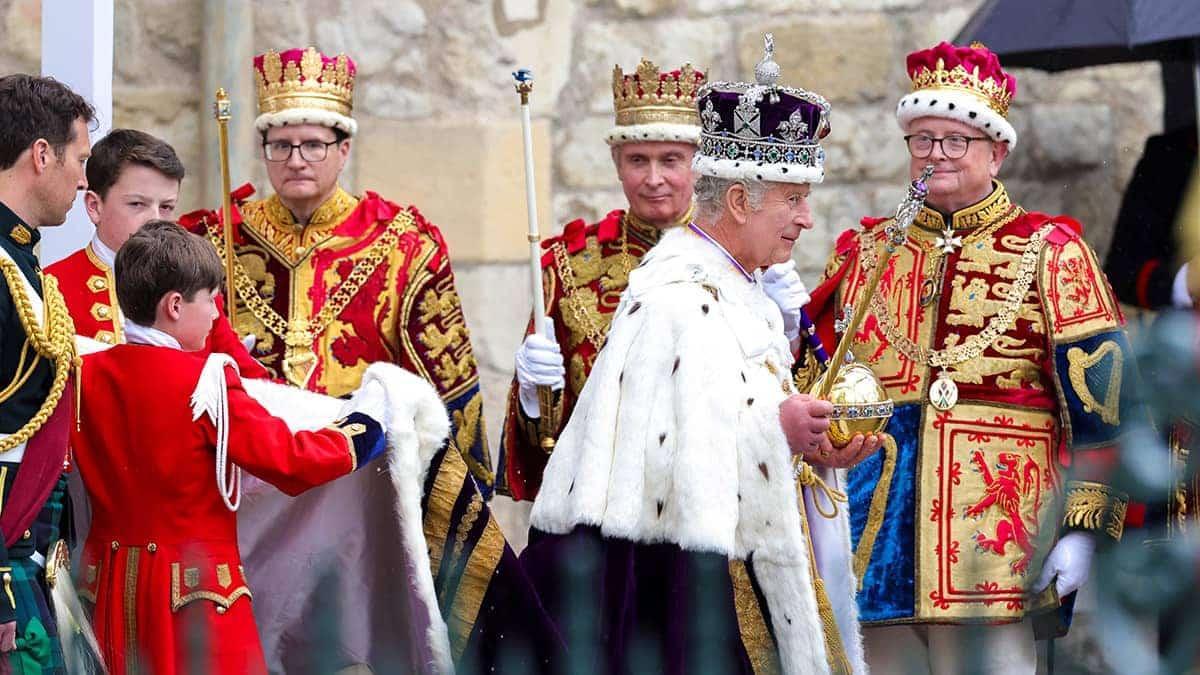 Carlos III, durante su coronación como rey de Inglaterra.