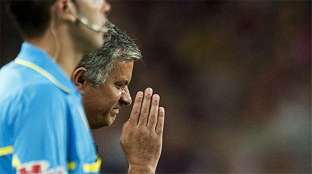 Mourinho fa un gest amb la mà davant el nas, com si Messi i Alves fessin pudor.