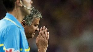 Mourinho fa un gest amb la mà davant el nas, com si Messi i Alves fessin pudor.