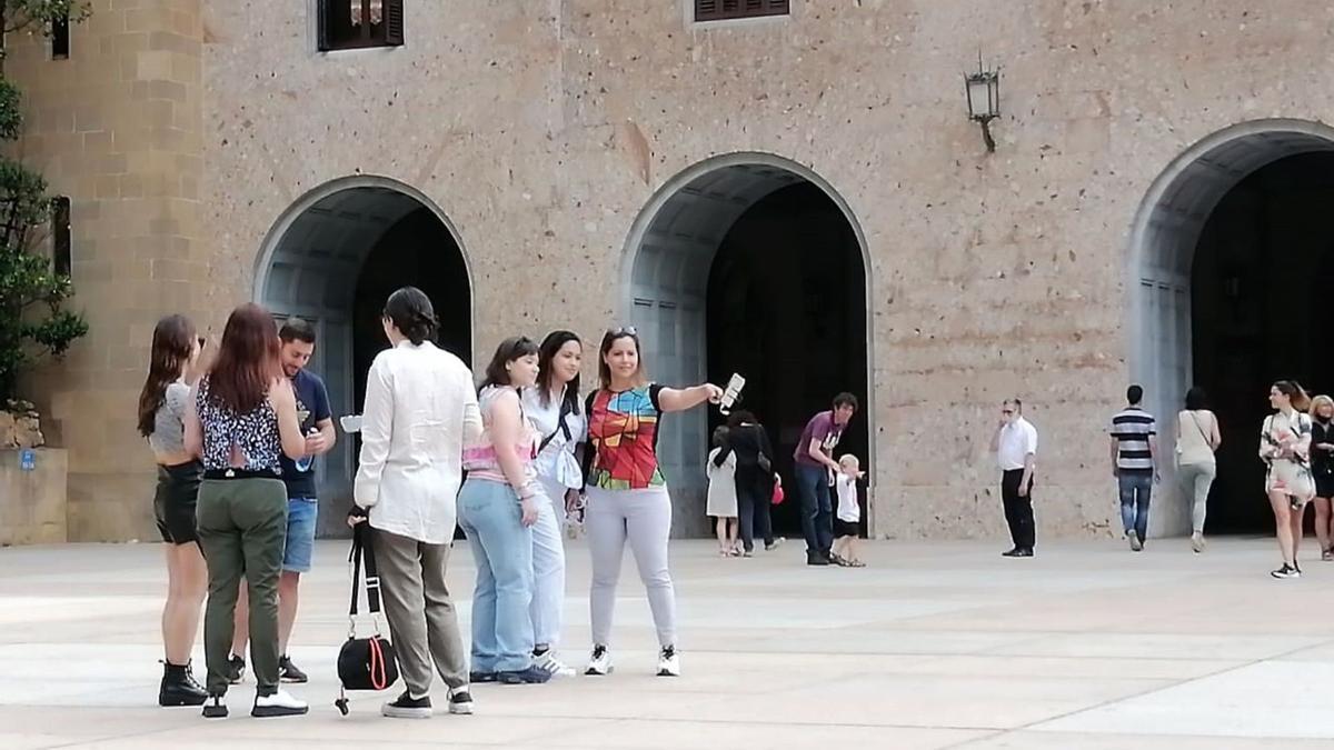 Visitants a les places de davant de la basílica de Santa Maria de Montserrat, aquest estiu passat | ARXIU/D.B.