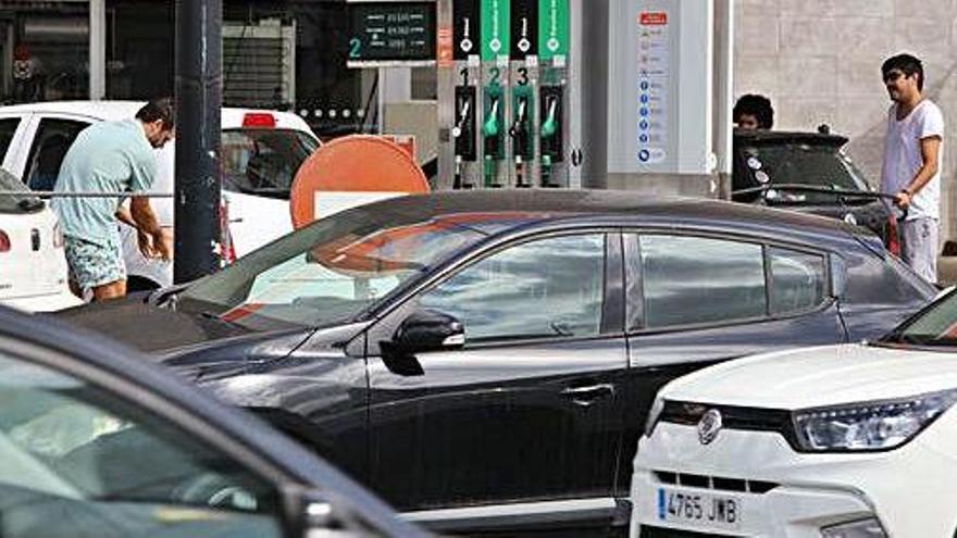 Automóviles repostan en una gasolinera de Eivissa.