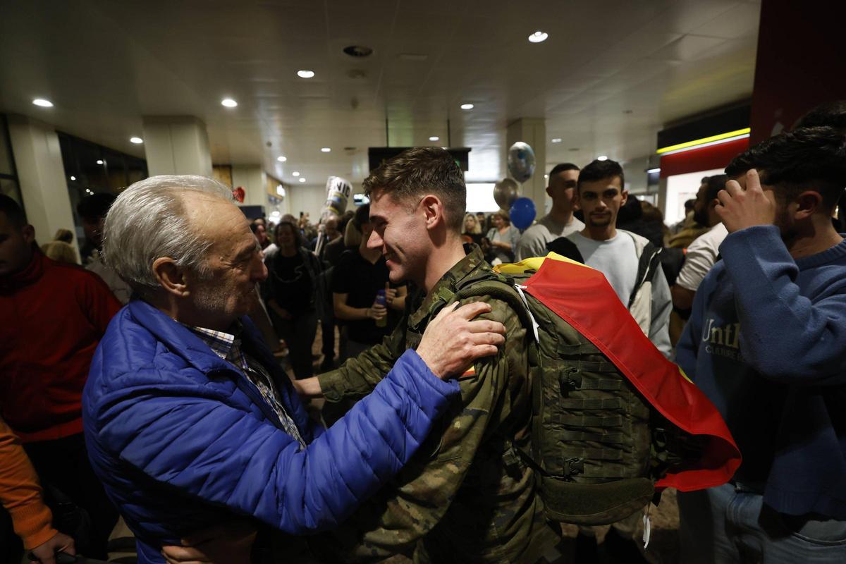 Alberto garcía abraza a su hijo.