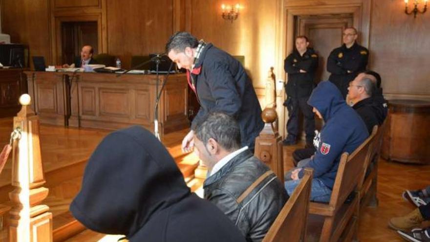 Los acusados, durante el juicio celebrado en la Audiencia pontevedresa.  // G. Santos