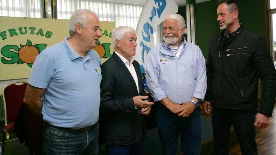 Manel Fernández, segundo izq., con patrocinadores y organizadores.