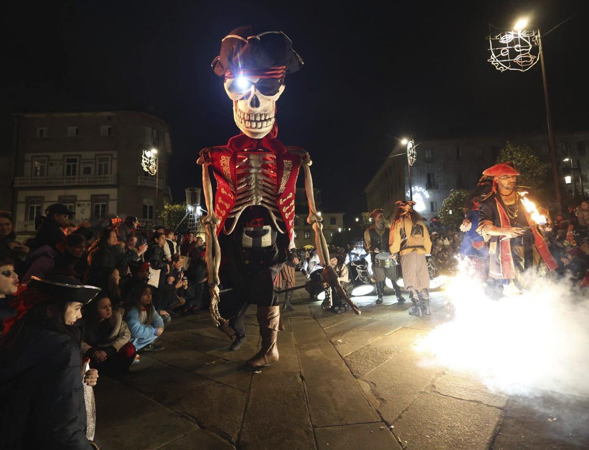 Desfile se la noche de ayer con los piratas como protagonistas.